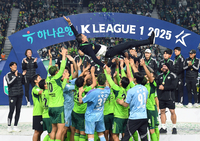 [포토]우승 헹가래 받는 전북 포옛 감독
