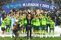 4년 만에 전주성 찾아 온 트로피, 역대 가장 화려한 우승 세리머니…‘물량’ 아닌 ‘연출’, 전북 ‘프라이드’ 회복[SS현장]