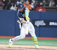 [포토] 3회 내야안타 치는 안현민