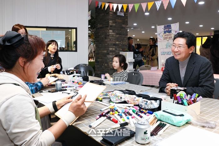 8일 처인성어울림센터에서 이상일 시장이 캐리커처 체험을 하고 있다. 제공=용인시