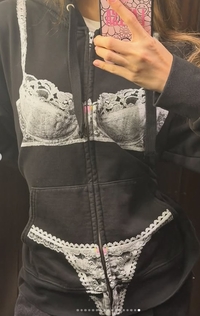 ‘속옷 입은 줄’…리사니까 가능한 룩, 파격집업 패션