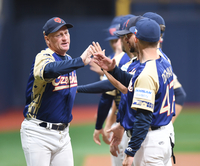 [포토] 하이파이브 하는 파벨 하딤 감독