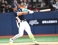 [포토] 안현민 ‘타구가 너무 떴어’