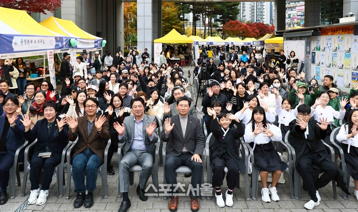 8일 이상일 시장이 수지청소년축제 참석자들과 기념 사진을 촬영하고 있다. 제공=용인시