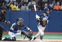 [포토] 신민재, 4회 1점 더 달아나는 적시타