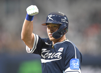 [포토] 안현민 ‘3회 행운의 내야안타’