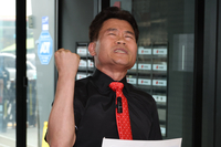 “성폭행·중국 팔려가라” 전한길, 막말 파문…혐오·왜곡의 도 넘은 발언들