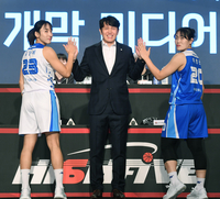 [포토]하이파이브 나누는 우리은행 김단비-위성우 감독-이명관