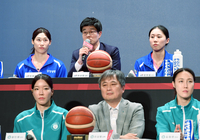 [포토]시즌 출사표 밝히는 삼성생명 하상윤 감독