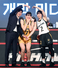 [포토]KB스타즈 박지수, 김완수 감독-허예은의 하트 속으로!