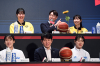 [포토]KB스타즈 김완수 감독, “해바라기처럼!”