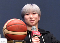 [포토]KB스타즈 안혜지, “지수 언니! 바로바로 골 넣어줬으면!”