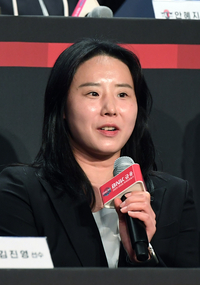 [포토]첫 시즌 각오 밝히는 신한은행 최윤아 감독