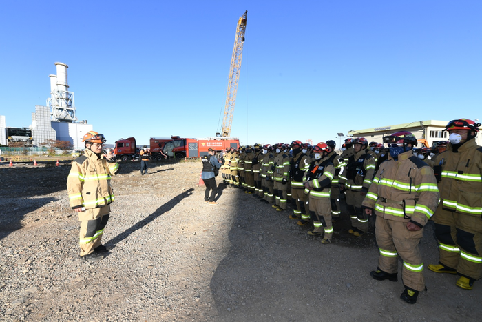 김승룡 중앙긴급구조통제단장(소방청장 직무대행)이 11일 오후, 울산화력발전소 붕괴 사고 현장에서 보일러타워 4·6호기 안정화 작업 완료에 따라 본격적인 수색·구조 작업에 투입될 구조대원들을 대상으로 구조 및 안전사항에 대해 당부하고 있다. 사진|소방청