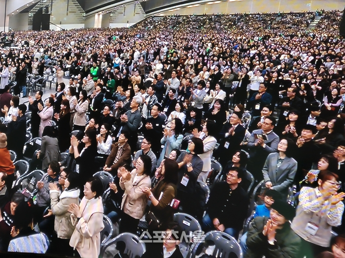 인천 송도 켄벤시아에 1만3천여명이 참석해 출연 가수들과 함께 호흡하며 3시간 내내 자리를 함께했다. ( 사진 / 고봉석 기자 )