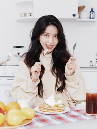 솔라, 2026 시즌그리팅 공개!...발랄+큐트 ‘매력 부자’