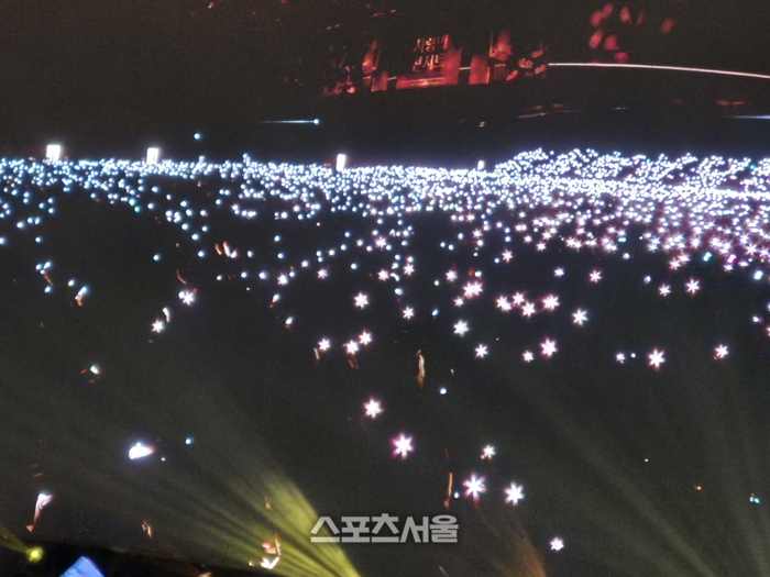 관객들이 가수의 노래에 맞추어 스마트폰을 일제히 켜고 호흡을 같이 했다. ( 사진 / 고봉석 기자 )