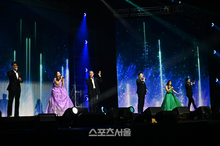 남성 성악 앙상블 라클라쎄와 소프라노 강민성·정찬희가 2부 사랑의 콘서트에서 ‘푸니쿨리 푸니쿨라’ ‘축배의 노래’를 부르며 완벽한 하모니로 감동을 전했다. ( 사진 / 국제위러브유 )