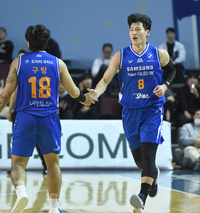 [포토] 구탕과 하이파이브 하는 최현민