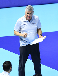 [포토]코칭스태프와 이야기 나누는 대한항공 헤난 감독