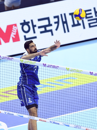 [포토]토스 올리는 삼성화재 세터 도산지