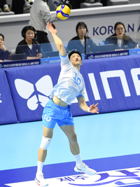 [포토]힘차게 서브 넣는 대한항공 정지석