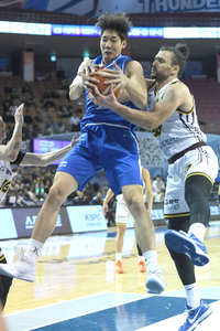 [포토] 이원석-마레이 ‘치열한 볼다툼’