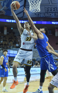 [포토] 타마요 ‘수비 피해 원핸드 슛’