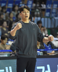 [포토] 김효범 감독 ‘침착하게’