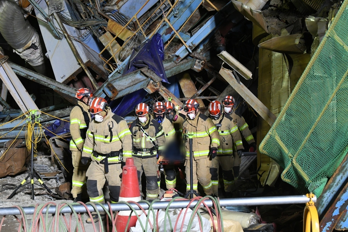 [소방청]울산화력발전소 붕괴 사고 현장, 11.12.(수) 오전 매몰자 추가 수습