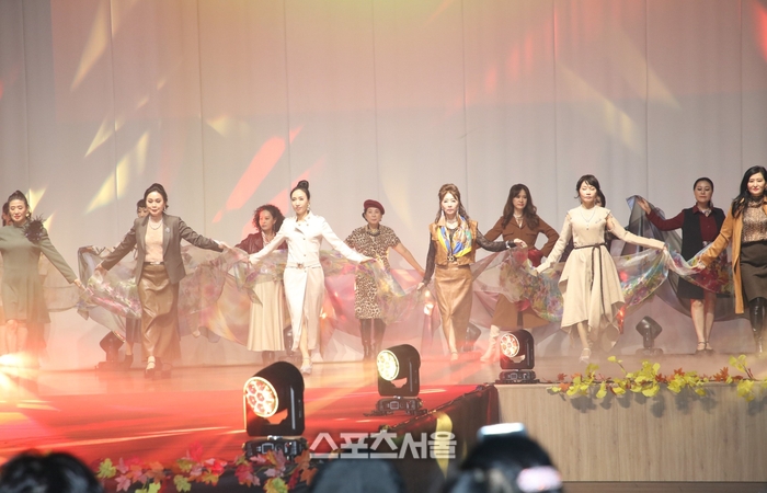 신중년 패션쇼( 10일 롯데백화점 평촌점 문화홀). 제공=안양시