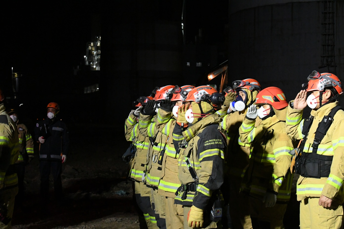 12일 오전, 울산화력발전소 붕괴 현장에서 수습된 매몰자를 병원으로 이송하기에 앞서 구조대원들이 도열해 거수경례를 하고 있다. 사진|소방청