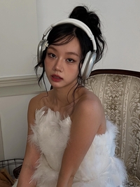 혜리, 순백의 깃털 드레스!... ‘천사 비주얼’로 팬심 올킬