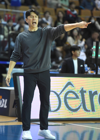 [포토] 김효범 감독 ‘빨리 들어가’