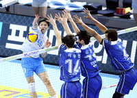 [포토]삼성화재의 3인 블로킹 피하는 대한항공 정지석