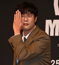 최다니엘, 카키 재킷+데님 조합으로 완성한 ‘안경빨’ 지적 매력! [이주상의 e파인더]