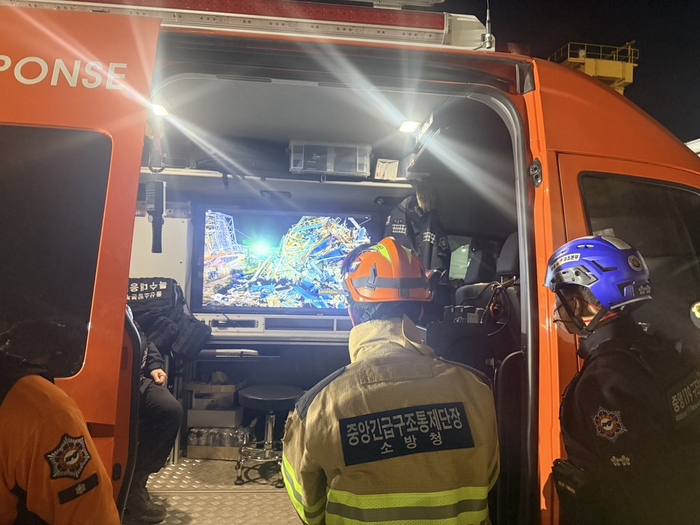 김승룡 중앙긴급구조통제단장이 13일 오후, 울산화력발전소 붕괴 현장에서 소방드론 영상을 통해 붕괴된 보일러타워의 해체 진행 상황을 점검하고 있다. 사진|소방청