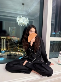 에프엑스 출신 빅토리아, 호텔 창가에서 잠옷 차림으로 우아美