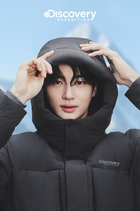 디스커버리 익스페디션, ‘레스터G 구스다운 롱패딩’ 변우석 화보 공개!