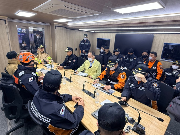 김승룡 중앙긴급구조통제단장이 13일 오후, 울산화력발전소 붕괴 현장에서 소방지휘부와 현장 구조대원 등과 함께 마지막 매몰자 수색 방안을 논의하고 있다. 사진|소방청