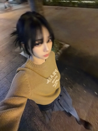 명품 입고 거리 활보 카리나, 미모가 명품