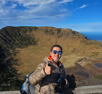 ‘짠내 부장’은 잊어라!... 배우 류승룡, 아들과 한라산 정복 인증!