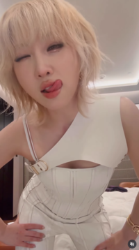 2NE1 공민지, 혀 내밀고 눈 윙크…파격 비주얼에 ‘치명사’