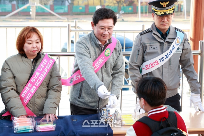 이상일 용인시장, 구갈초서 어린이 교통안전 연합캠페인 펼쳐