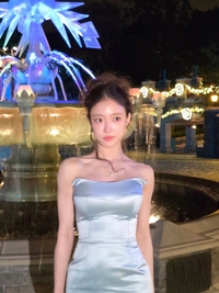 배우 이세영, 우아한 푸른빛 드레스 자태... 디즈니 공주처럼!