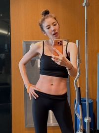 손담비, 출산 7개월 만에 20kg 감량 선명한 복근 공개 “운동한 보람이 있쥬?”