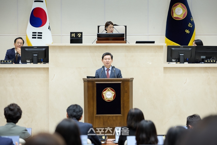 이상일 시장이 14일 ‘용인시의회 제297회 본회의’에서 시정연설을 통해 2026년 시정운영 방향을 제시했다. 제공=용인시