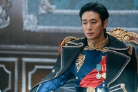 시작 전부터 논란? ‘재혼황후’에 나치 훈장이...