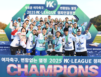 [포토] 우승트로피 들고 환호하는 KSPO 선수들