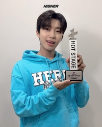 ‘인증 트로피 공개’ 임영웅…‘핫스테이지’ 1위